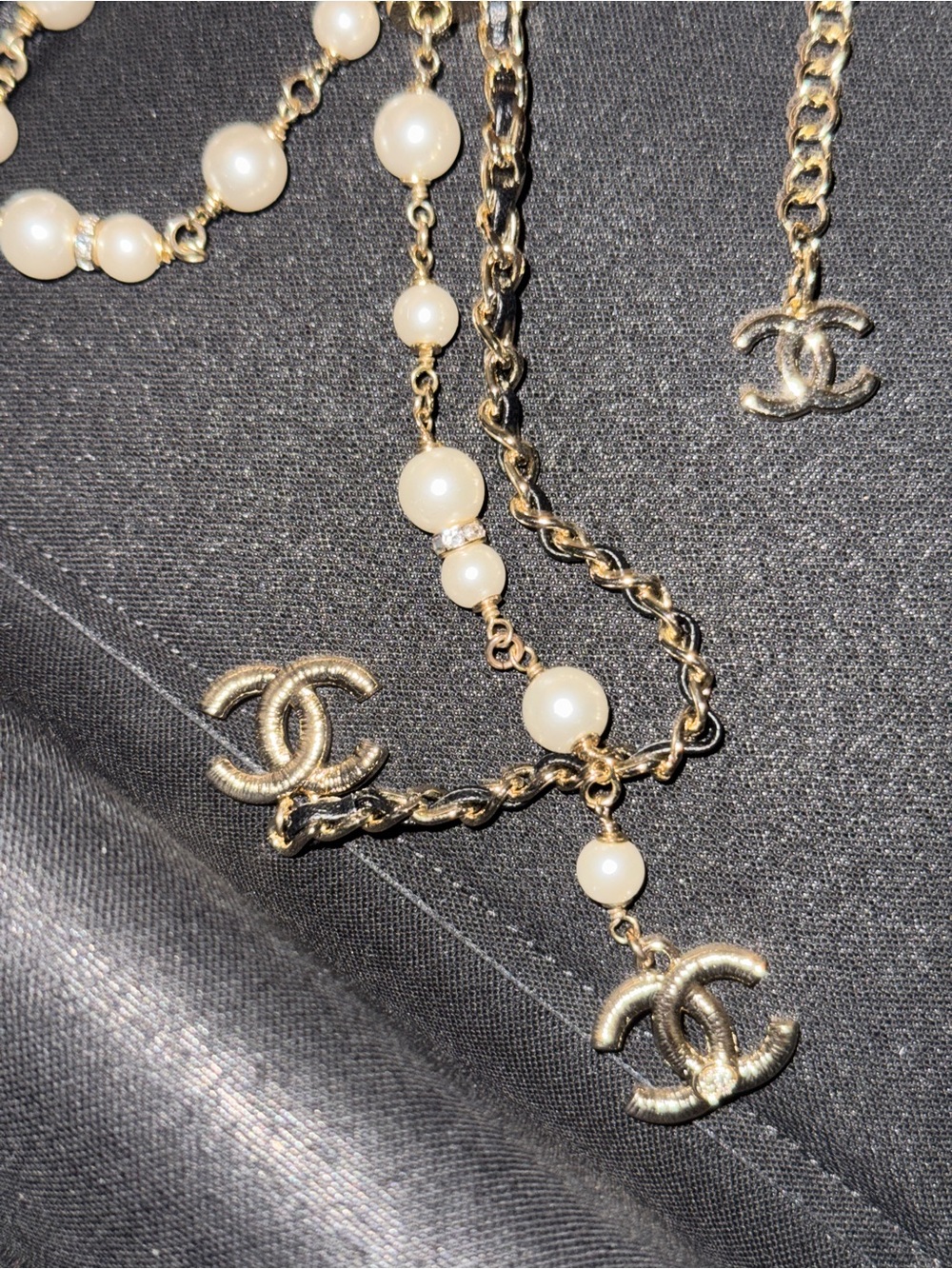 CHANEL Gold-Tone Chain Necklace with White Pearls hanging CC